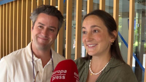 Álvaro López Huerta y Lucía Pombo con su bebé