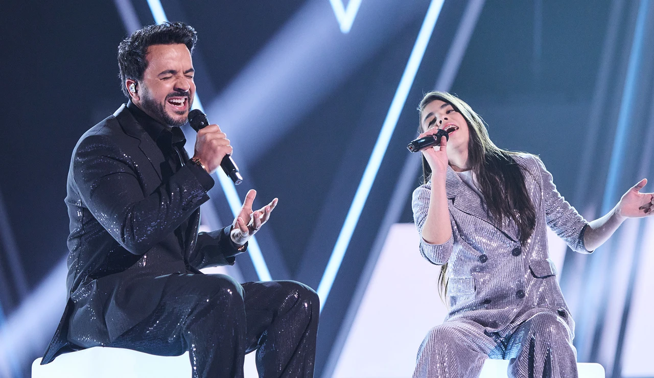 Luis Fonsi y Evolett en La Voz Kids