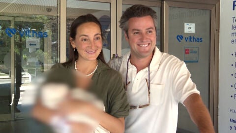 Lucía Pombo y Álvaro López Huerta con su bebé