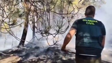 Las imágenes de la labor de la Guardia Civil para combatir las llamas