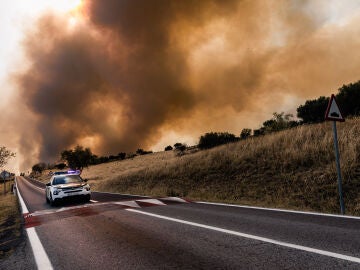 Un coche de la Guardia Civil vigila la evoluci&oacute;n del fuego, a 23 de julio de 2026, en San Mart&iacute;n de Valdeiglesias, Madrid (Espa&ntilde;a). Un nuevo incendio forestal se ha desatado este jueves en la Comunidad de Madrid tras arder un coche en la M-501, en la localidad de San Mart&iacute;n de Valdeiglesias, y extenderse las llamas al monte, seg&uacute;n han trasladado a Europa Press fuentes presenciales. 23 JULIO 2026;FUEGO;INCENDIO;LLAMAS;GUARDIA CIVIL;PIXELADA Carlos Luj&aacute;n / Europa Press 23/07/2026