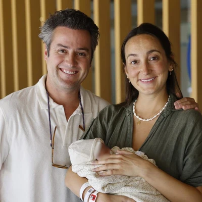 Álvaro López Huerta y Lucía Pombo con su bebé