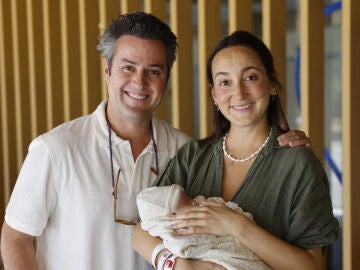 &Aacute;lvaro L&oacute;pez Huerta y Luc&iacute;a Pombo con su beb&eacute;