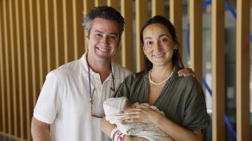 &Aacute;lvaro L&oacute;pez Huerta y Luc&iacute;a Pombo con su beb&eacute;