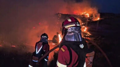 Las impactantes imágenes de la UME luchando contra las llamas en Ejulve (Teruel)
