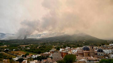 Imagen de los trabajos de extinci&oacute;n en la Vall d'Uix&oacute;