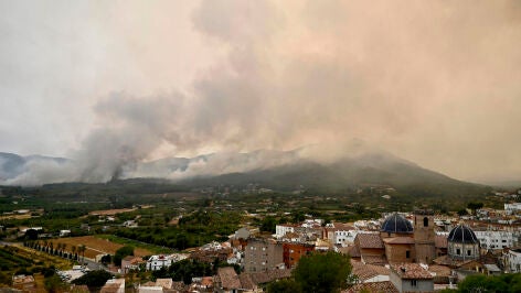 Imagen de los trabajos de extinci&oacute;n en la Vall d'Uix&oacute;