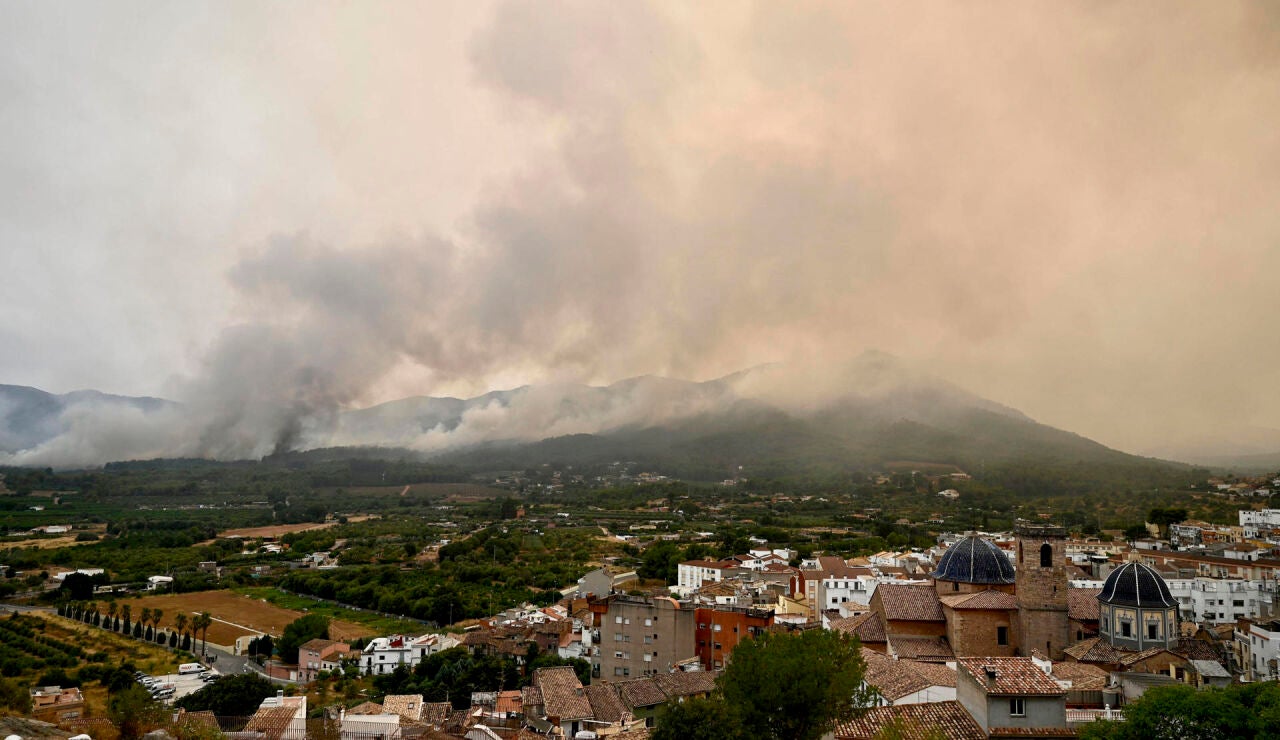 Imagen de los trabajos de extinci&oacute;n en la Vall d'Uix&oacute;