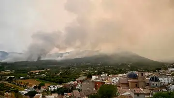 Imagen de los trabajos de extinción en la Vall d'Uixó Imagen de los trabajos de extinción en la Vall d'Uixó