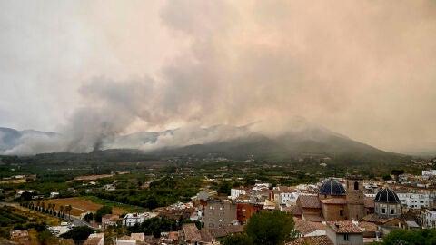 Imagen de los trabajos de extinci&oacute;n en la Vall d'Uix&oacute;