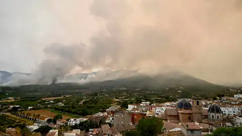 Imagen de los trabajos de extinción en la Vall d'Uixó Imagen de los trabajos de extinción en la Vall d'Uixó