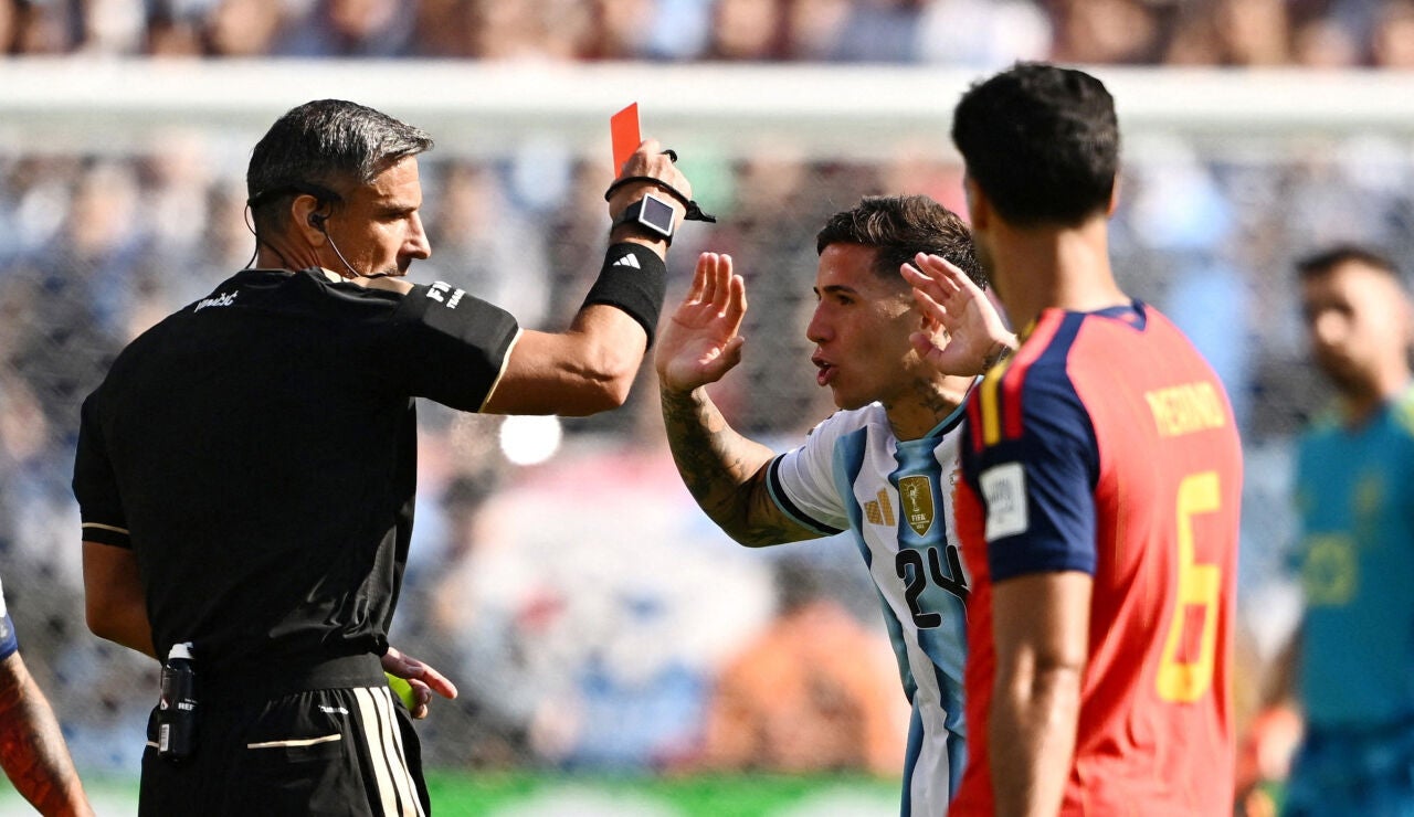 Slavko Vincic expulsa a Enzo Fern&aacute;ndez en la final del Mundial