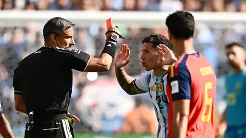 Slavko Vincic expulsa a Enzo Fernández en la final del Mundial Slavko Vincic expulsa a Enzo Fernández en la final del Mundial