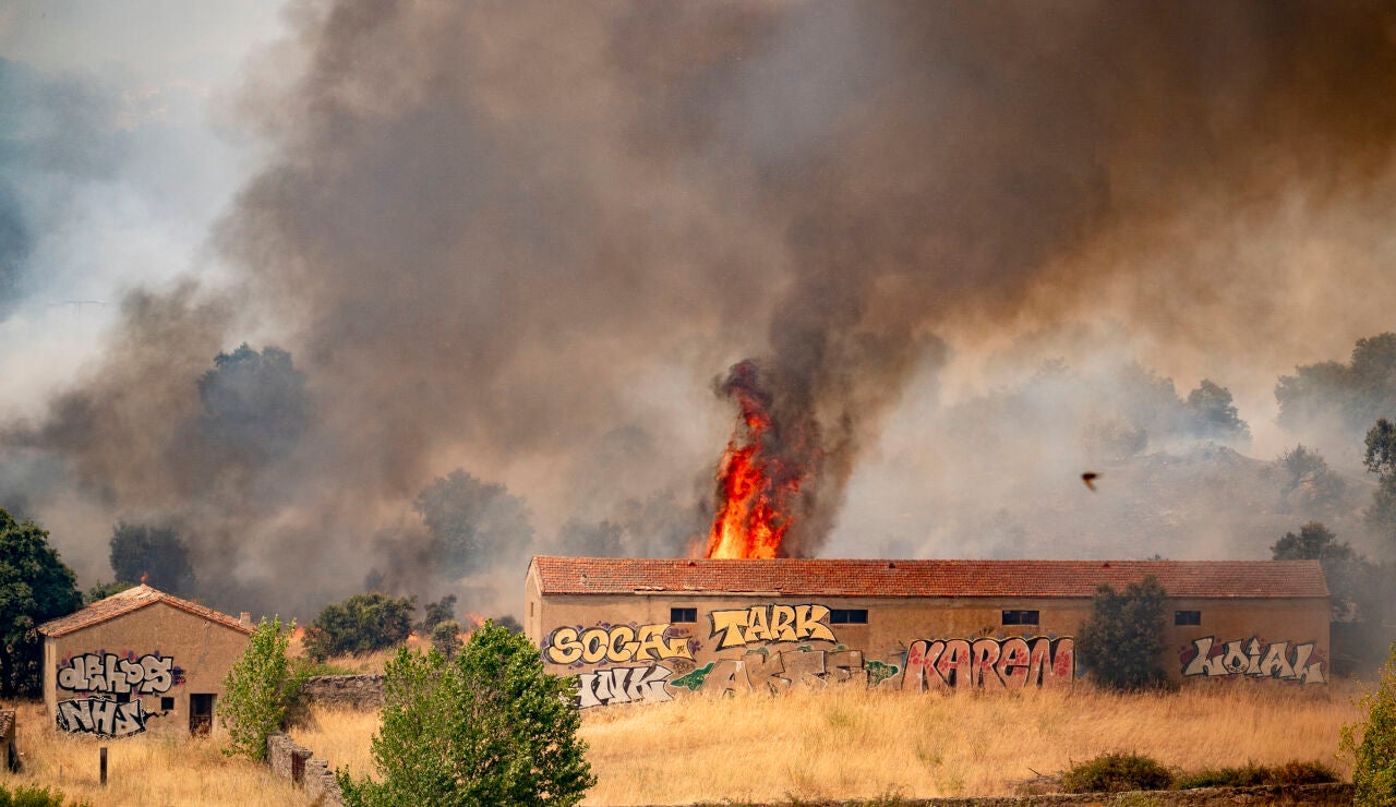 El incendio avanza poco por la noche y baja su intensidad pero se espera un incremento del viento esta ma&ntilde;ana