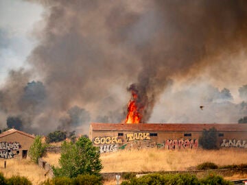 El incendio avanza poco por la noche y baja su intensidad pero se espera un incremento del viento esta ma&ntilde;ana