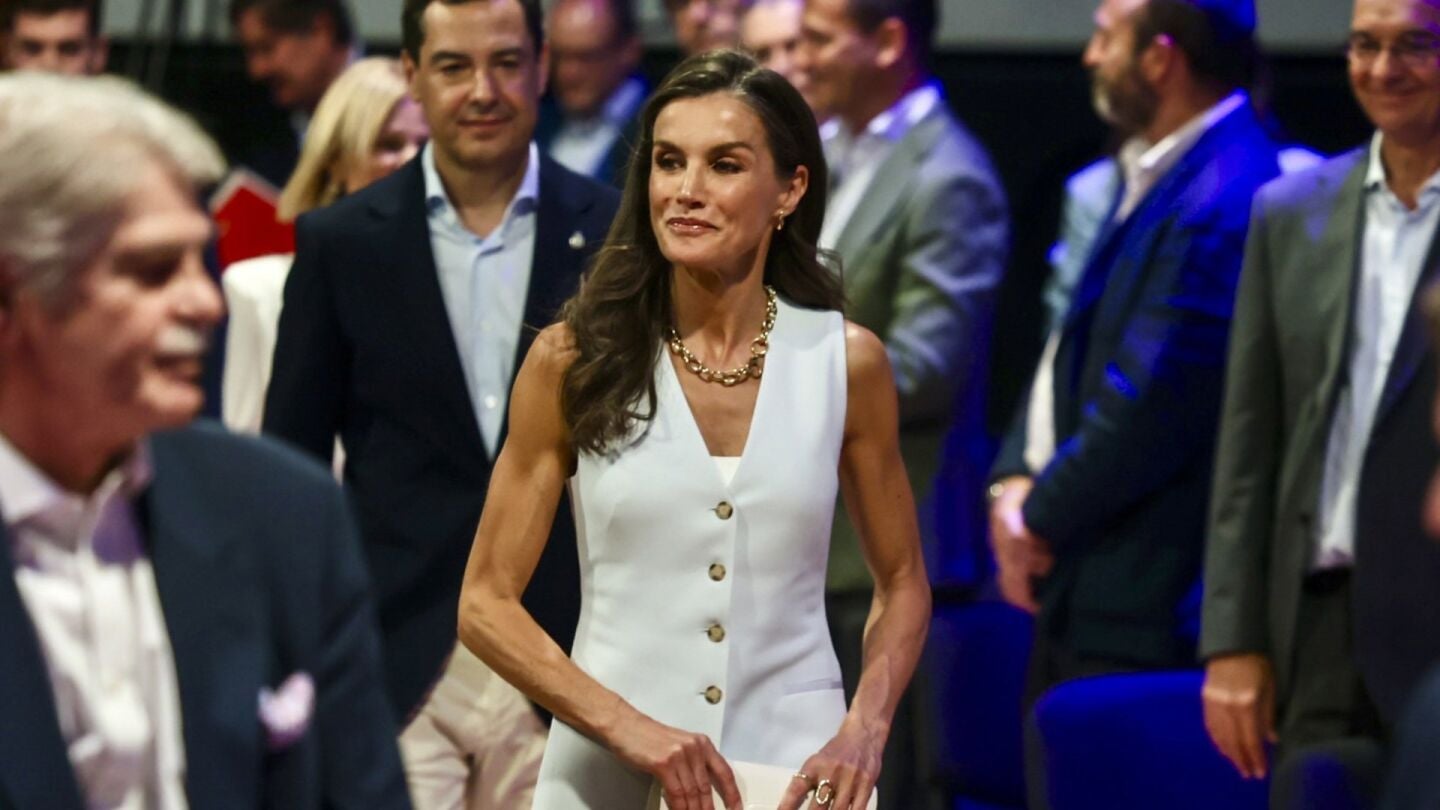 La reina Letizia con un conjunto blanco