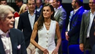 La reina Letizia con un conjunto blanco