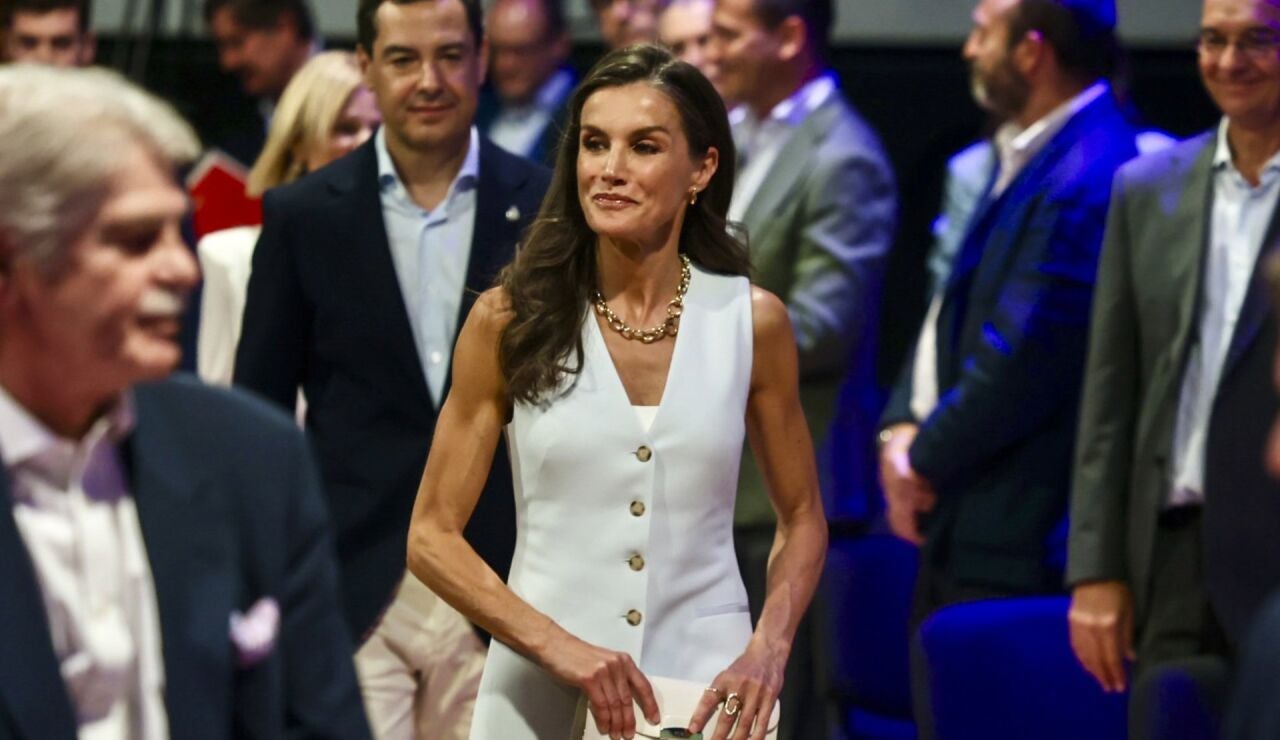 La reina Letizia con un conjunto blanco