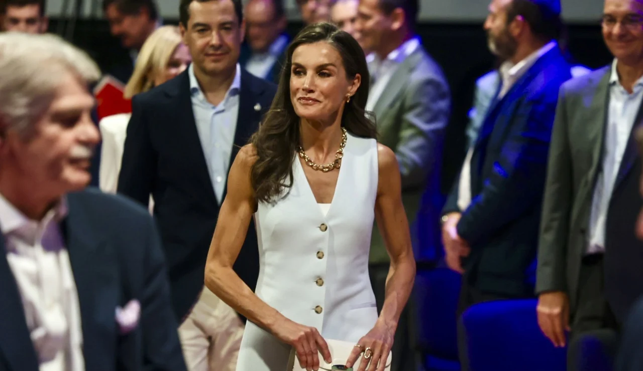 La reina Letizia con un conjunto blanco