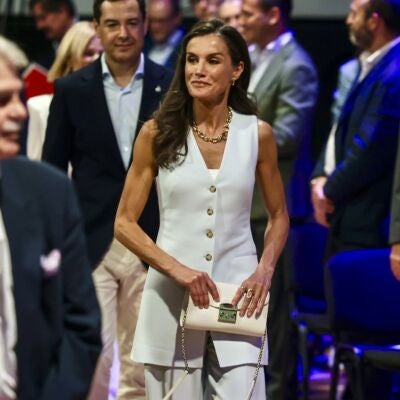 La reina Letizia con un conjunto blanco