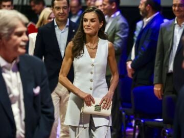 La reina Letizia con un conjunto blanco