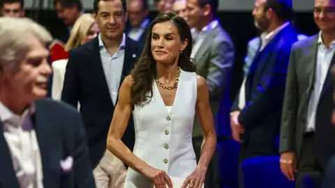 La reina Letizia con un conjunto blanco La reina Letizia con un conjunto blanco