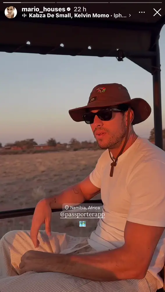 Mario Casas ha disfrutado de uno de los primeros safaris del viaje, recorriendo la sabana de Namibia al atardecer. Mario Casas ha disfrutado de uno de los primeros safaris del viaje, recorriendo la sabana de Namibia al atardecer.