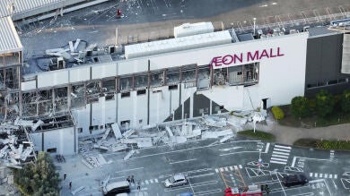 Las dramáticas imágenes del derrumbe de un centro comercial por el terremoto en Japón: Numerosas personas atrapadas y 
