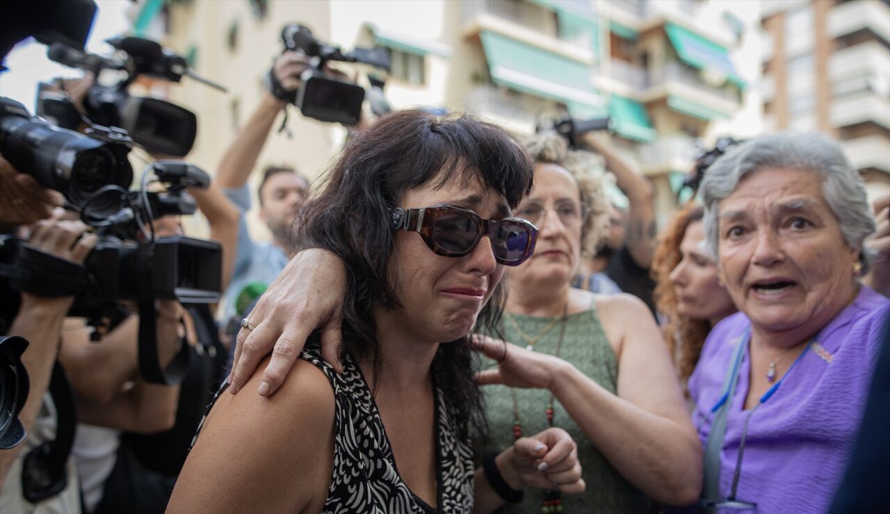 Juana Rivas llegando al punto de encuentro familiar con su hijo