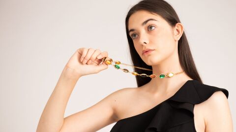 Mujer con collar grande de colores