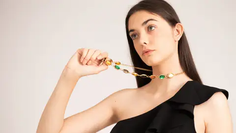 Mujer con collar grande de colores Mujer con collar grande de colores