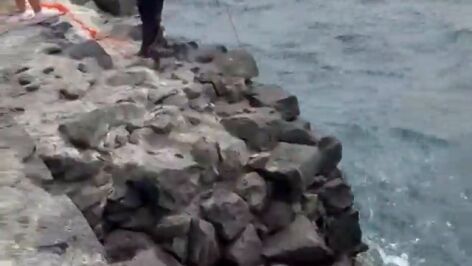 V&iacute;deo: Salva a un ba&ntilde;ista en apuros con un flotador y una cuerda