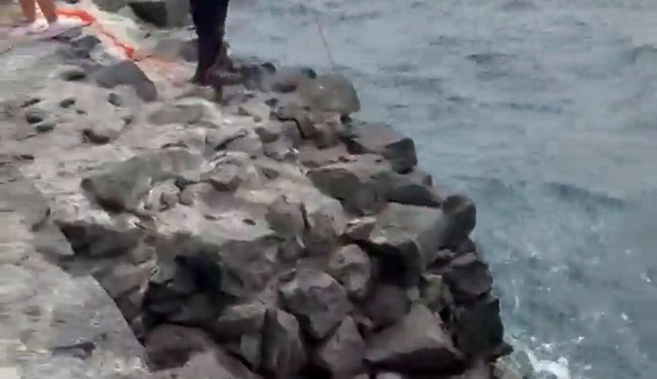 V&iacute;deo: Salva a un ba&ntilde;ista en apuros con un flotador y una cuerda
