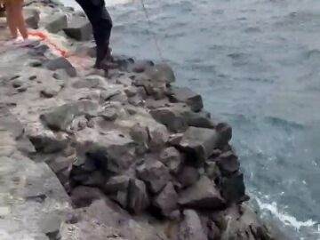 V&iacute;deo: Salva a un ba&ntilde;ista en apuros con un flotador y una cuerda