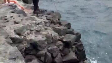 V&iacute;deo: Salva a un ba&ntilde;ista en apuros con un flotador y una cuerda