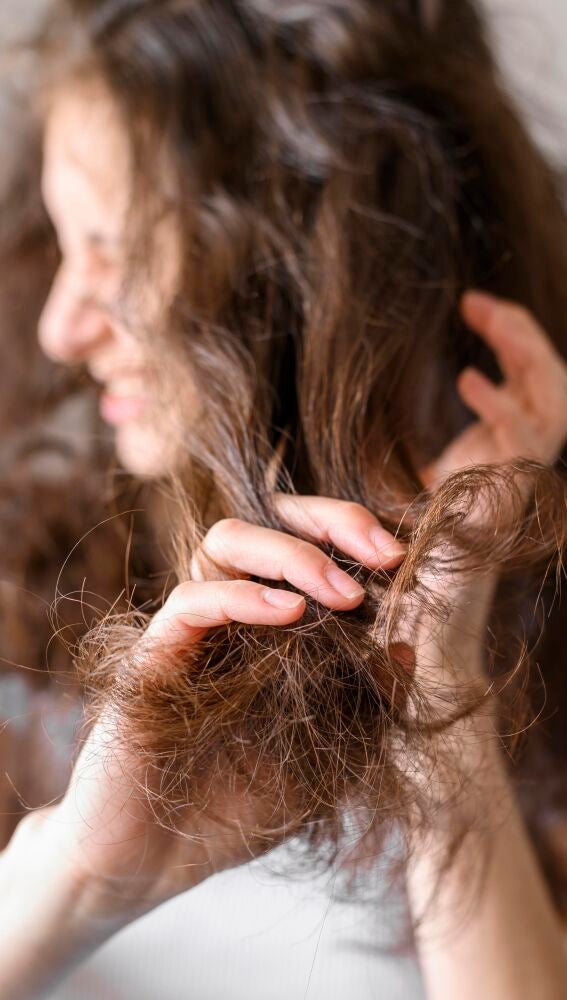 Mujer con el pelo seco