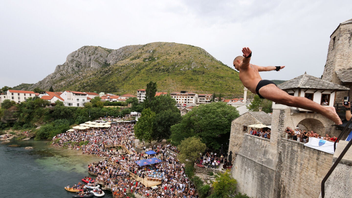 Un clavadista se lanza desde el Puente Viejo de Mostar 