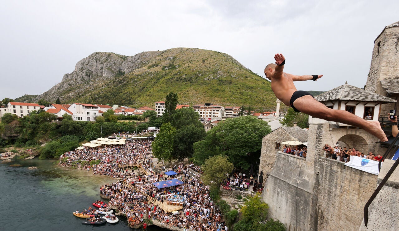 Un clavadista se lanza desde el Puente Viejo de Mostar 