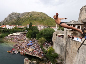 Un clavadista se lanza desde el Puente Viejo de Mostar 