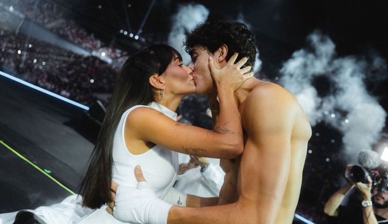Beso de Aitana y Plex en La Velada del A&ntilde;o VI