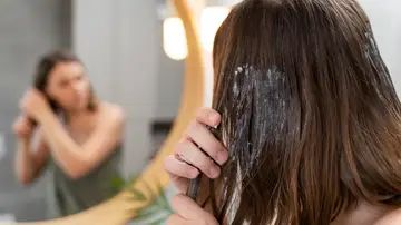 Mujer aplicándose una mascarilla Mujer aplicándose una mascarilla
