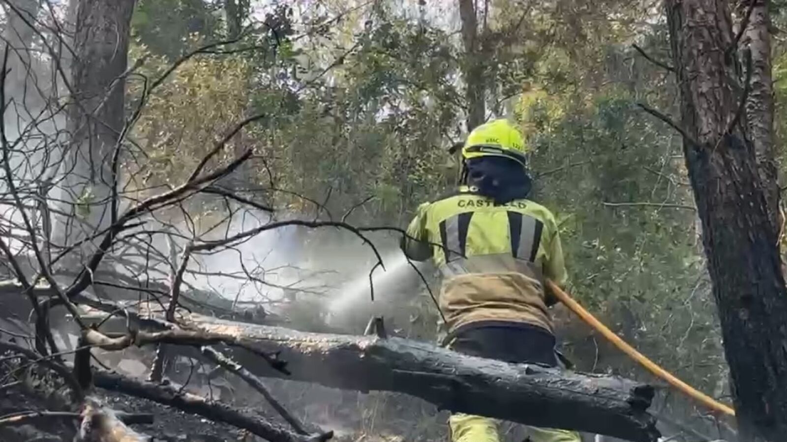 Los alcaldes de los municipios afectados por los incendios reclaman más medios y critican la falta de información