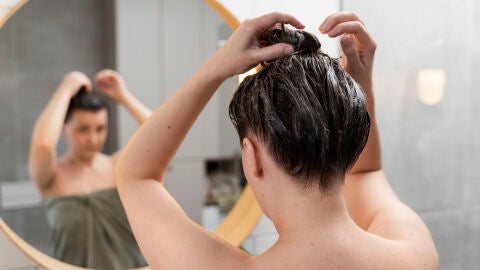 Mujer aplicándose una mascarilla