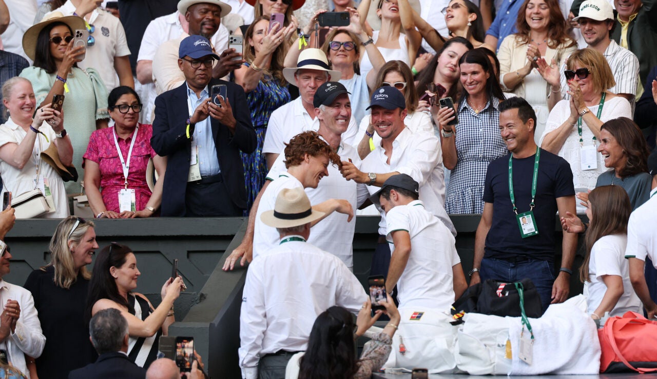 Sinner celebra con Cahill y Vagnozzi su triunfo en Wimbledon