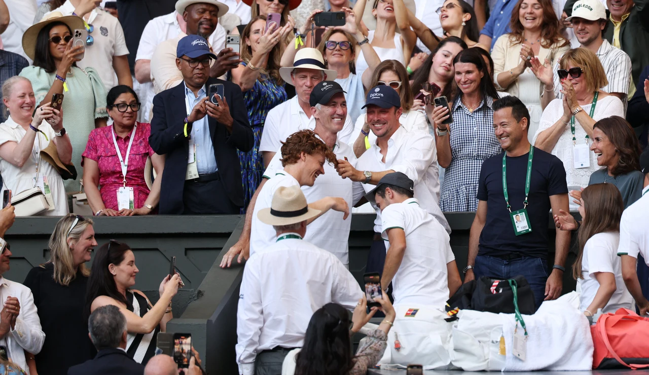 Sinner celebra con Cahill y Vagnozzi su triunfo en Wimbledon