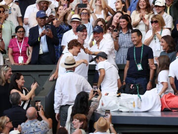 Sinner celebra con Cahill y Vagnozzi su triunfo en Wimbledon