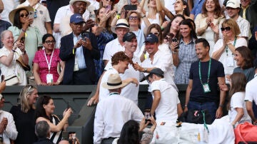 Sinner celebra con Cahill y Vagnozzi su triunfo en Wimbledon