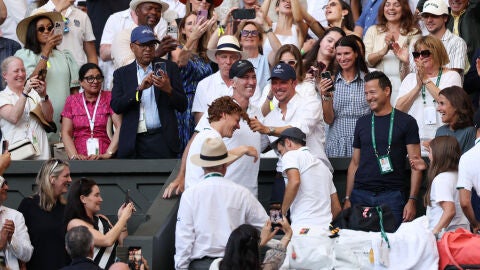 Sinner celebra con Cahill y Vagnozzi su triunfo en Wimbledon