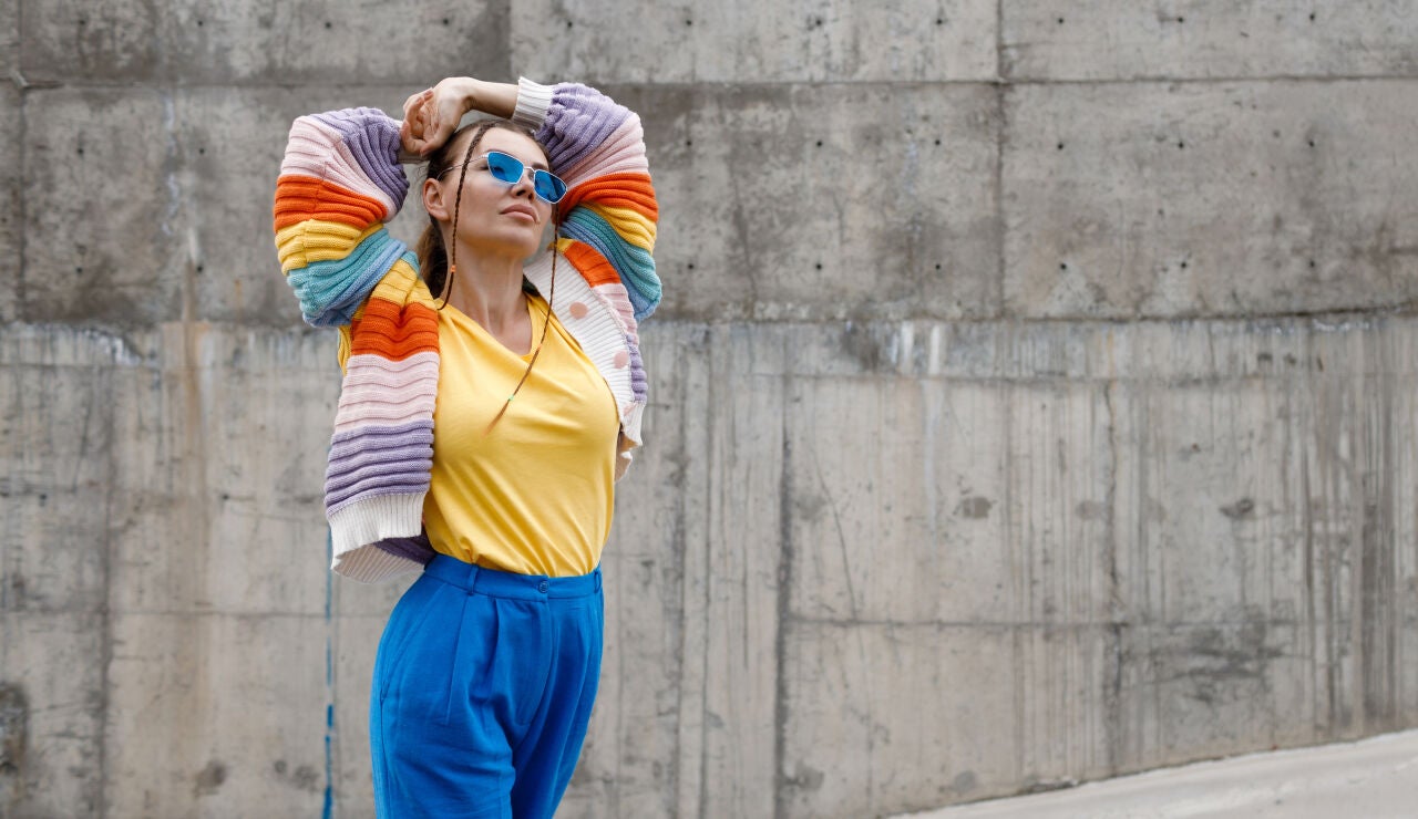 Mujer vestida colorida