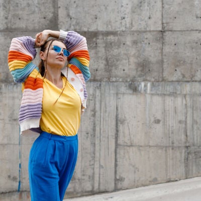 Mujer vestida colorida